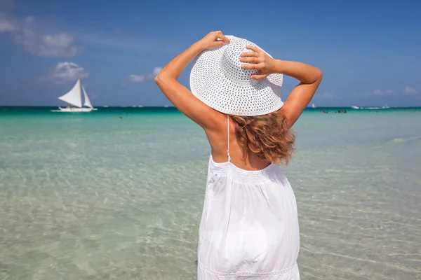 Vrouw in witte jurk aan de zee op Boracay island, Filippijnen — Stockfoto