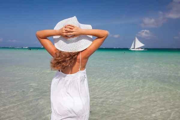 Vrouw in witte jurk aan de zee op Boracay island, Filippijnen — Stockfoto