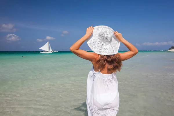 Mujer vestida de blanco en el mar en la isla de Boracay, Filipinas —  Fotos de Stock