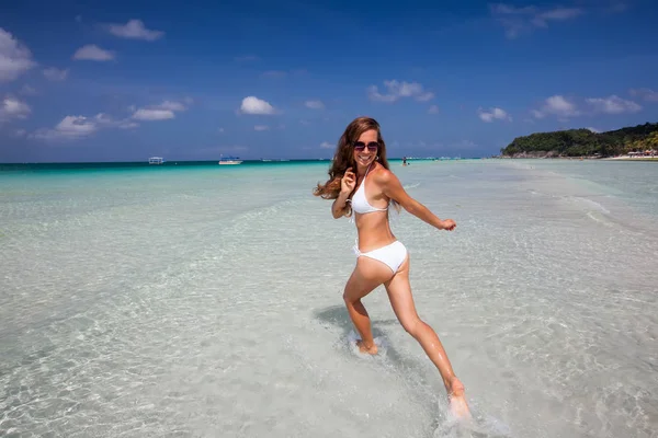 Vrouw ligt aan de zee op Boracay island, Filippijnen — Stockfoto