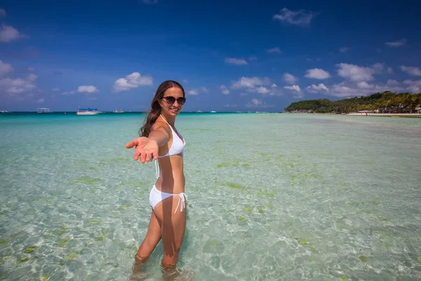 Vrouw ligt aan de zee op Boracay island, Filippijnen — Stockfoto