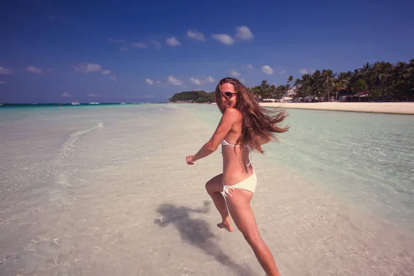 Mujer descansa en el mar en la isla de Boracay, Filipinas — Foto de Stock