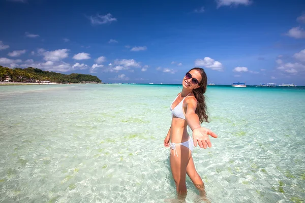 Mujer descansa en el mar en la isla de Boracay, Filipinas —  Fotos de Stock