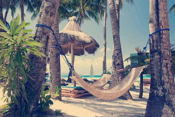 Kursi longue dan tempat tidur gantung di pantai di pulau Boracay, P — Stok Foto