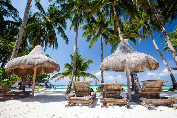 Kursi longue dan tempat tidur gantung di pantai di pulau Boracay, P — Stok Foto