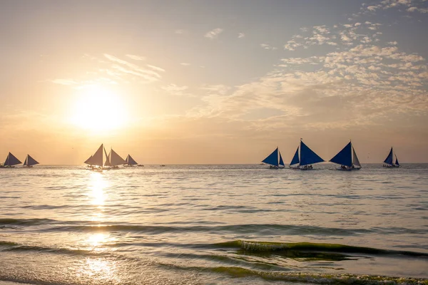 Szél boat on Boracay island, Fülöp-szigetek — Stock Fotó