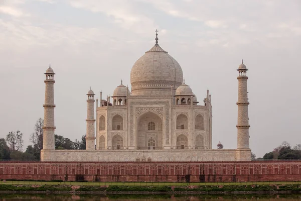 Vue sur Taj Mahal à travers la rivière Yamuna, Agra, Inde — Photo
