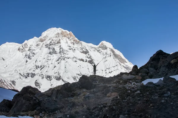 Trekker camino al campamento base de Annapurna, Nepal — Foto de Stock