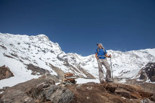 Trekker a caminho do acampamento base de Annapurna, Nepal — Fotografia de Stock