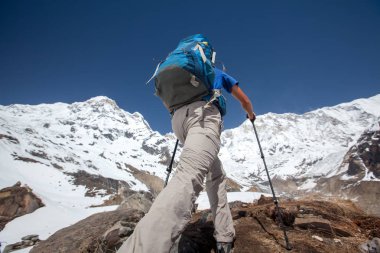 Trekker Annapurna Merkez kamp, Nepal giderken