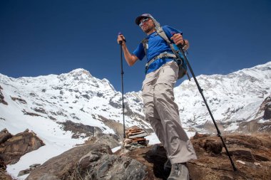 Trekker Annapurna Merkez kamp, Nepal giderken