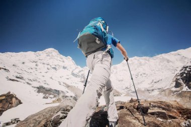 Trekker Annapurna Merkez kamp, Nepal giderken