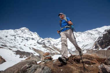 Trekker Annapurna Merkez kamp, Nepal giderken