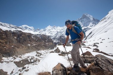 Trekker Annapurna Merkez kamp, Nepal giderken