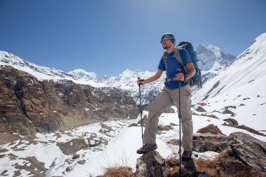 Trekker Annapurna Merkez kamp, Nepal giderken