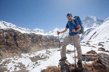 Trekker Annapurna Merkez kamp, Nepal giderken