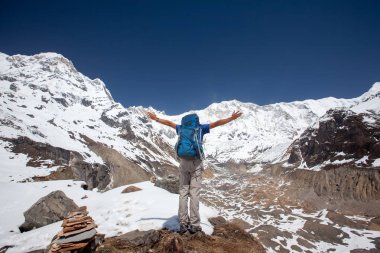 Trekker Annapurna Merkez kamp, Nepal giderken