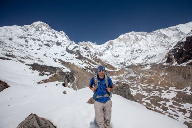 Trekker Annapurna Merkez kamp, Nepal giderken