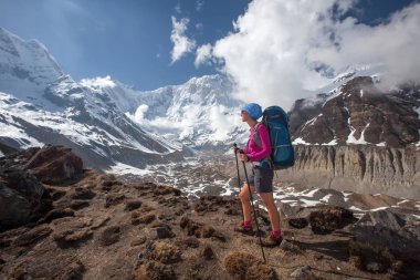 Trekker Annapurna Merkez kamp, Nepal giderken