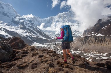 Trekker Annapurna Merkez kamp, Nepal giderken