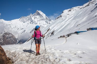 Trekker Annapurna Merkez kamp, Nepal giderken