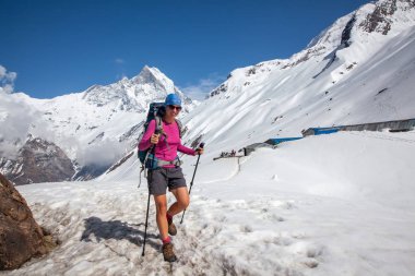 Trekker Annapurna Merkez kamp, Nepal giderken