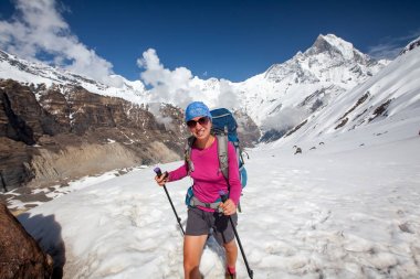Trekker Annapurna Merkez kamp, Nepal giderken