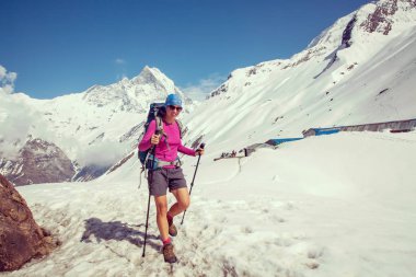 Trekker Annapurna Merkez kamp, Nepal giderken