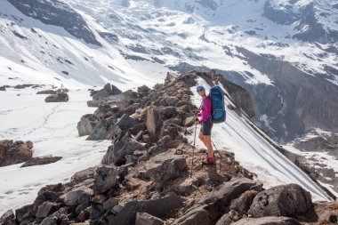 Trekker Annapurna Merkez kamp, Nepal giderken