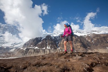 Trekker Annapurna Merkez kamp, Nepal giderken