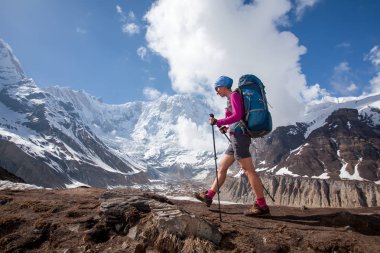 Trekker Annapurna Merkez kamp, Nepal giderken