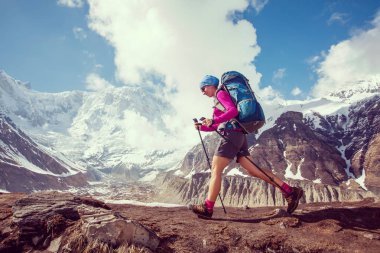 Trekker Annapurna Merkez kamp, Nepal giderken