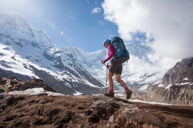 Trekker Annapurna Merkez kamp, Nepal giderken
