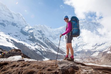 Trekker Annapurna Merkez kamp, Nepal giderken