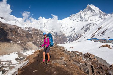 Trekker Annapurna Merkez kamp, Nepal giderken