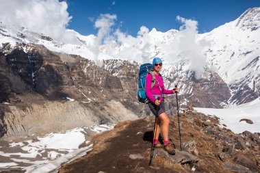 Trekker Annapurna Merkez kamp, Nepal giderken