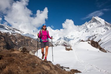 Trekker Annapurna Merkez kamp, Nepal giderken