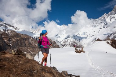 Trekker Annapurna Merkez kamp, Nepal giderken