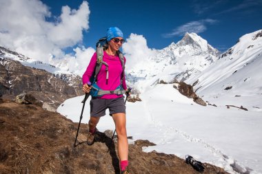 Trekker Annapurna Merkez kamp, Nepal giderken