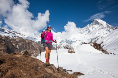Trekker Annapurna Merkez kamp, Nepal giderken