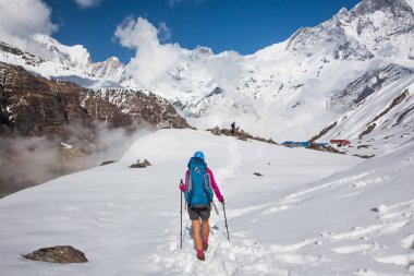 Trekker Annapurna Merkez kamp, Nepal giderken