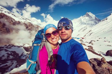 Annapurna bas giderken dağlarda selfie çift yapar