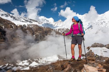 Trekker Annapurna Merkez kamp, Nepal giderken
