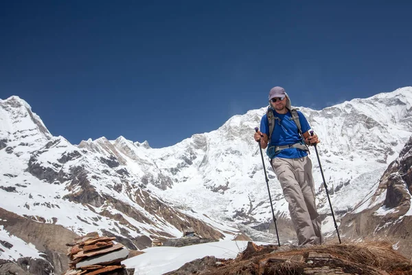 Trekker sulla strada per il campo base di Annapurna, Nepal — Foto Stock
