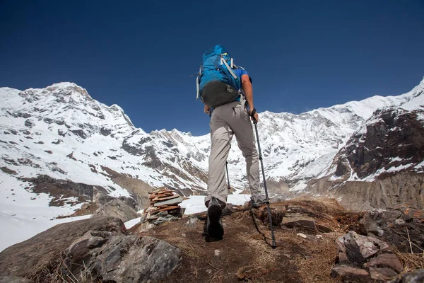 Trekker a caminho do acampamento base de Annapurna, Nepal — Fotografia de Stock