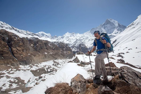 Trekker matkalla Annapurnan leiriin, Nepaliin — kuvapankkivalokuva