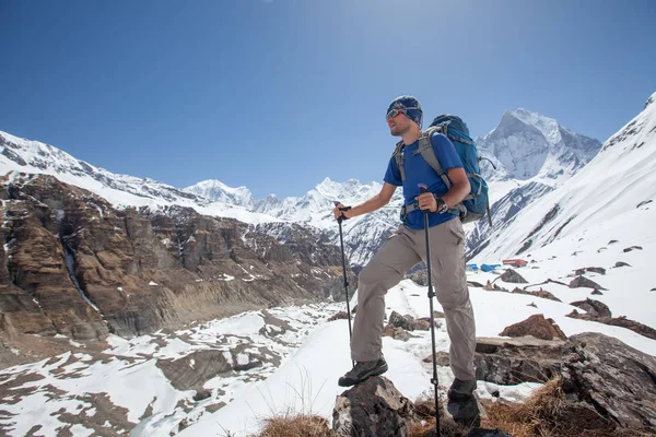 Trekker a caminho do acampamento base de Annapurna, Nepal — Fotografia de Stock