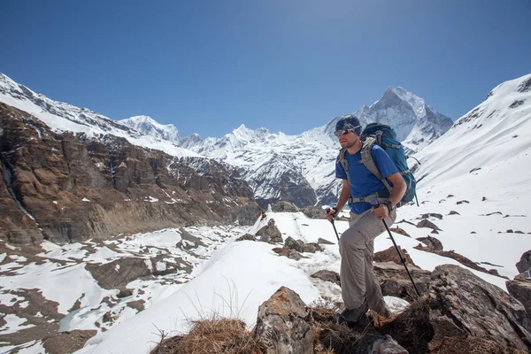 Trekker în drum spre tabăra de bază din Annapurna, Nepal — Fotografie, imagine de stoc