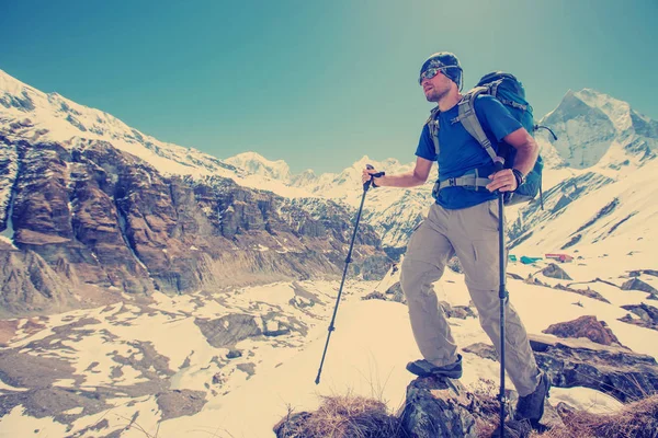 Trekker Annapurna Merkez kamp, Nepal giderken — Stok fotoğraf