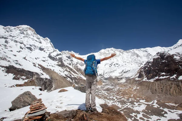 Trekker camino al campamento base de Annapurna, Nepal — Foto de Stock